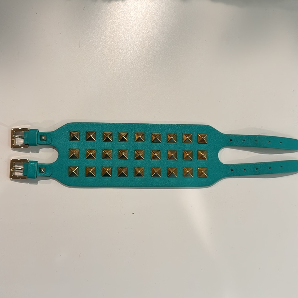 Valentino rockstud cuff in acqua.
Very good condition.